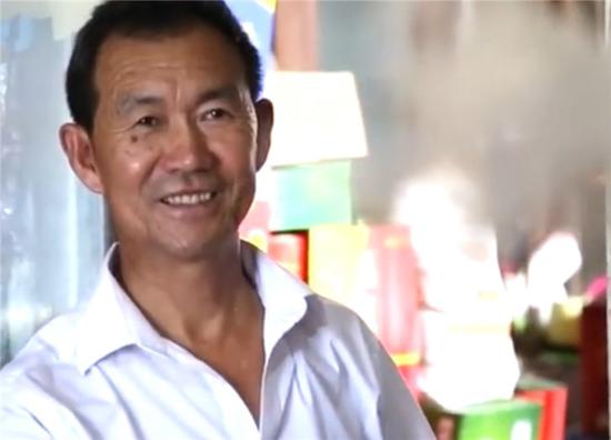 商店大爷撞名“支付宝”：每天粉丝来合影 耽误