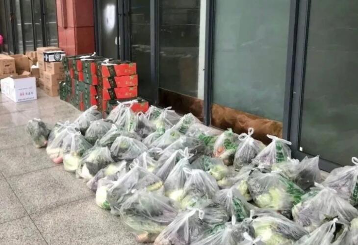 小程序下单 家门口提货 社区团购成居民消费“新宠”